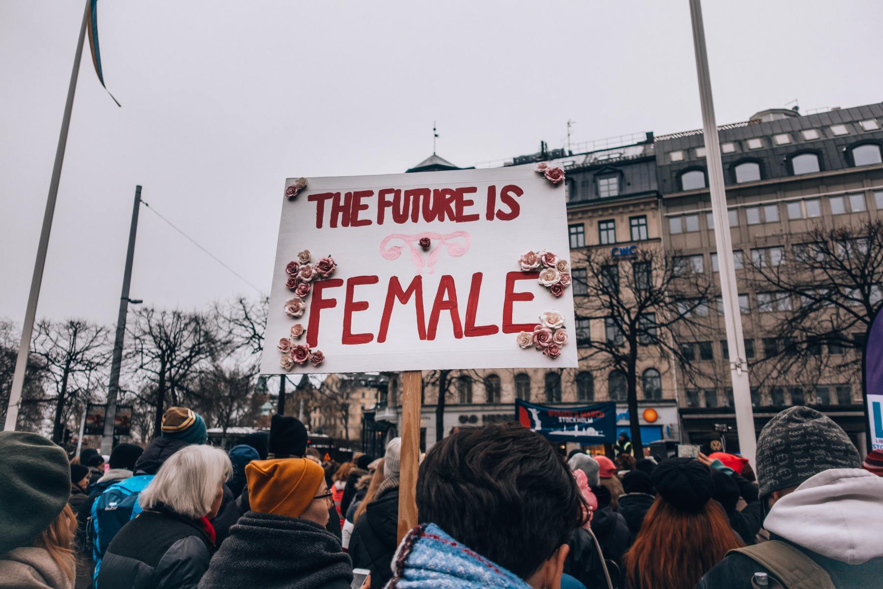 Pancarte "The future is female" lors d'une manisfestion écoféministe contre les inégalités de genre.