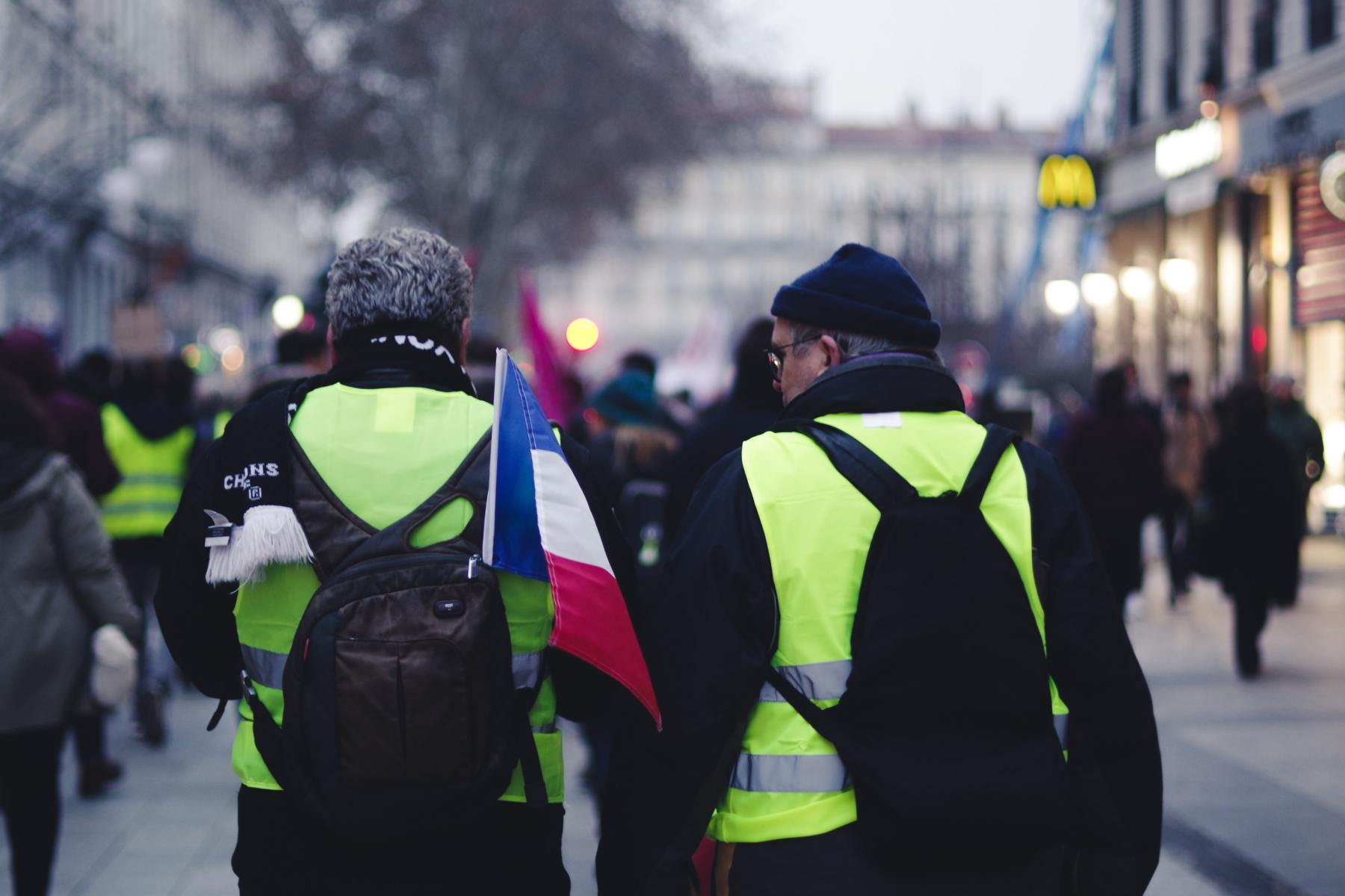 Deux gilets jaunes lors des manifestations en France pour réclamer des mesures sur la justice sociale et la transition écologique.